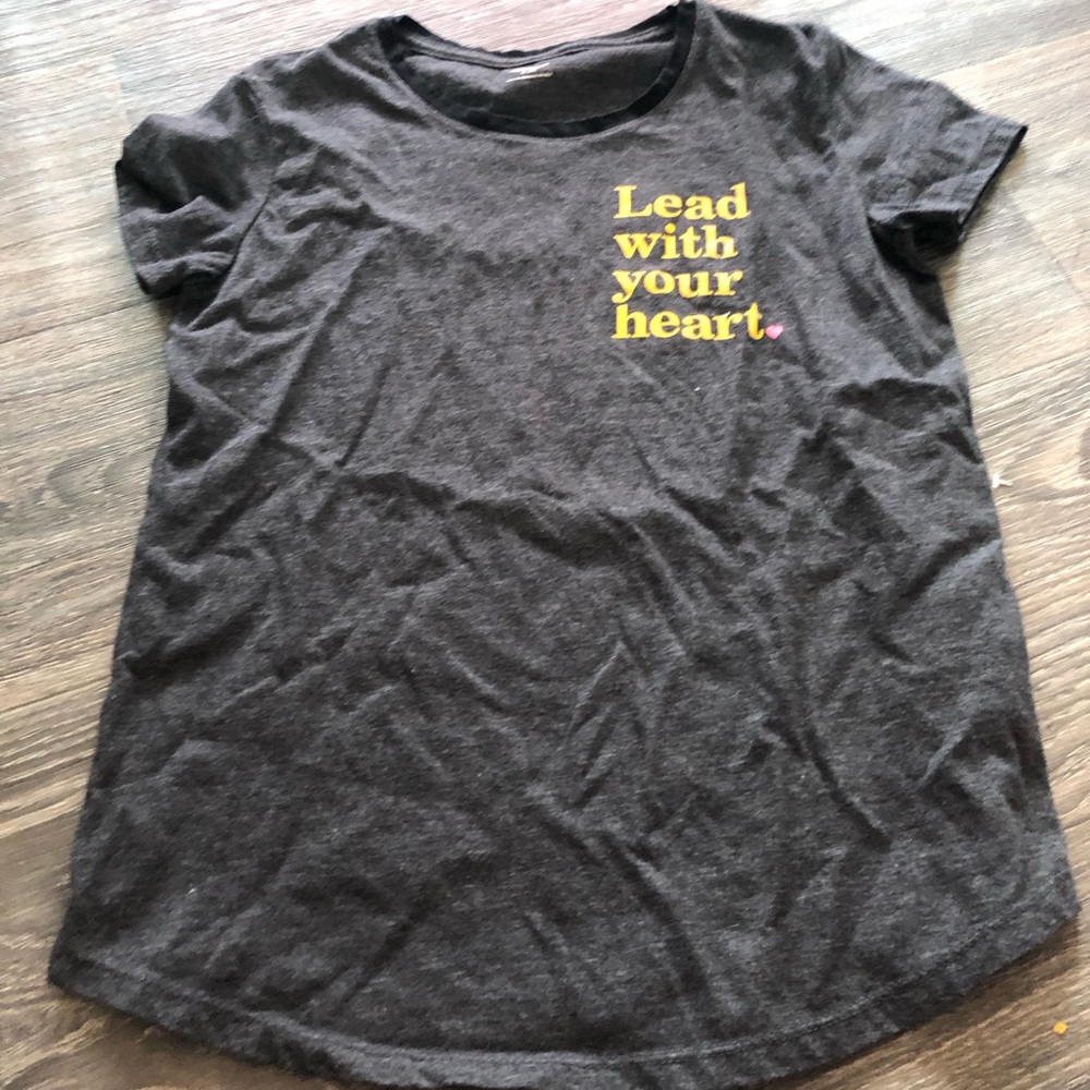 gray tee shirt